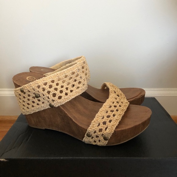 Women’s Wood finished open-toes wedge sandals - Picture 2 of 8